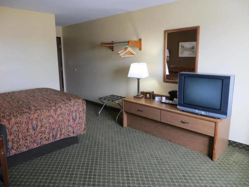 ซูเปอร์ 8 บาย วินด์แฮม ซีดาร์แรพิดส์ Hotel ซีดาร์แรปพิดส์ ภายนอก รูปภาพ
